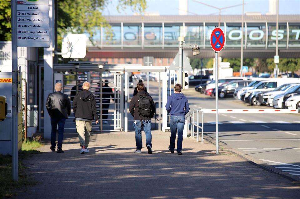 Im Wolfsburger Stammwerk beginnt heute die Serie von Betriebsversammlungen bei VW. Stefan Rampfel/dpa