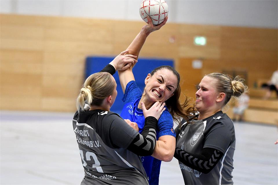 Im Würgegriff des Gegners: Astrid Heidt (Mitte) und ihre Teamkolleginnen fanden gegen Eintracht Duisburg keine Lücken mehr.