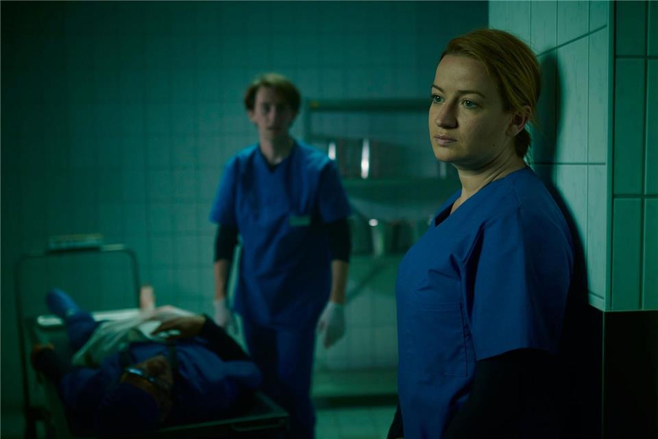 Im ZDF-Krimi „Theresa Wolff - Lost“ steckt Nina Gummich (rechts) als Gerichtsmedizinerin Theresa Wolff in einer gefährlichen Lage: Sie und ihre Kollegen wegen als Geiseln genommen. Felix Abraham/ZDF/dpa