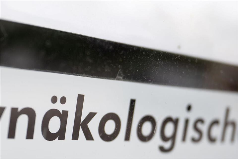 Im Zehnjahresvergleich gab es deutlich weniger Schwangerschaftsabbrüche in jüngeren Altersgruppen und mehr Abbrüche bei Frauen ab 30 Jahren. (Symbolbild)Hendrik Schmidt/dpa