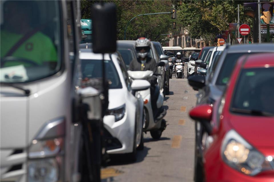 Im Zentrum Palmas gibt es seit Jahresbeginn eine Umweltzone, in die Urlauberautos mit ausländischem Kennzeichen - auch wenn sie schadstoffarm oder sogar elektrisch sind - nicht einfahren dürfen. (Archivbild) Clara Margais/dpa