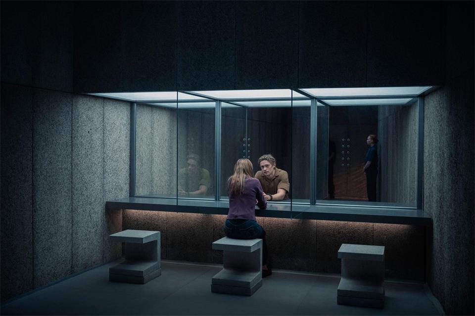 Im Zentrum der Handlung stehen die renommierte Neurologin Mia Holl (Hannah Herzsprung) und ihr Bruder Moritz Holl (Damian Hardung). Stanislav Honzík/Leonine/dpa