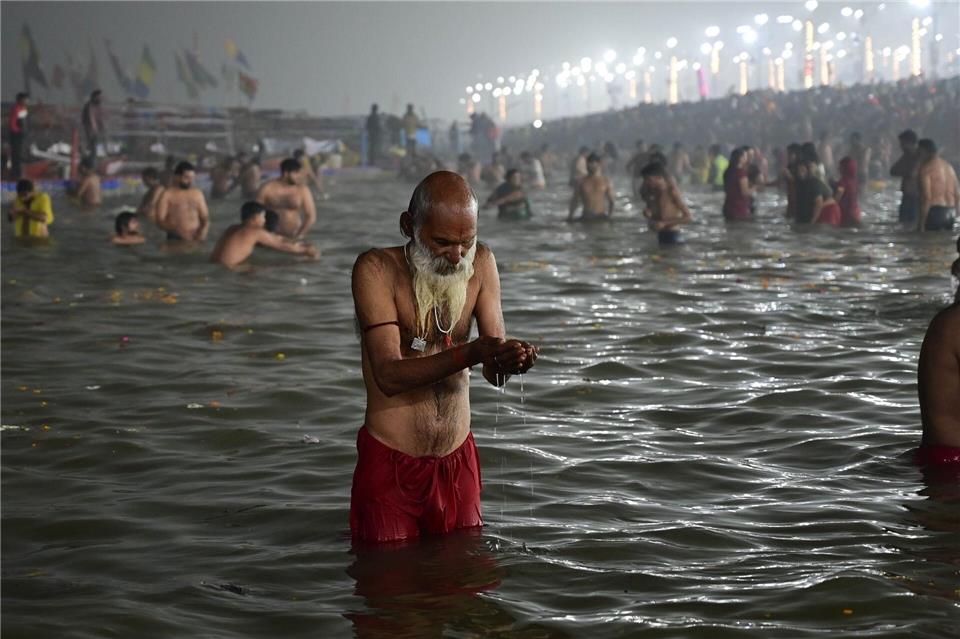 Feuer bei weltgrößtem Pilgerfestival in Indien Im Zentrum stehen rituelle Waschungen.Prabhat Kumar Verma/ZUMA Press Wire/dpa
