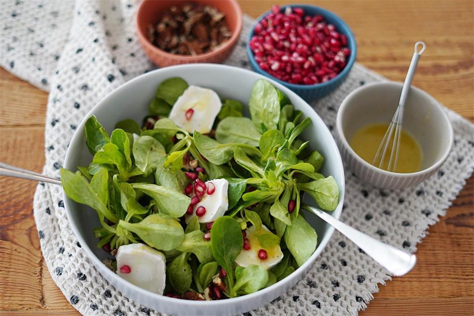 Im Ziegenkäse-Feldsalat sorgen die Pekannüsse für Crunch und die Granatapfelkerne für kleine fruchtige Geschmacksexplosionen.Mareike Pucka/biskuitwerkstatt.de/dpa-tmn
