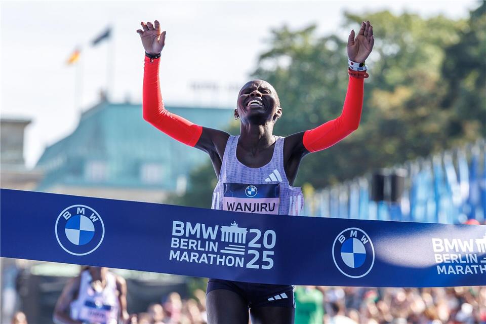 Im Ziel - Rosemary Wanjiru gewinnt Berlin MarathonAndreas Gora/dpa