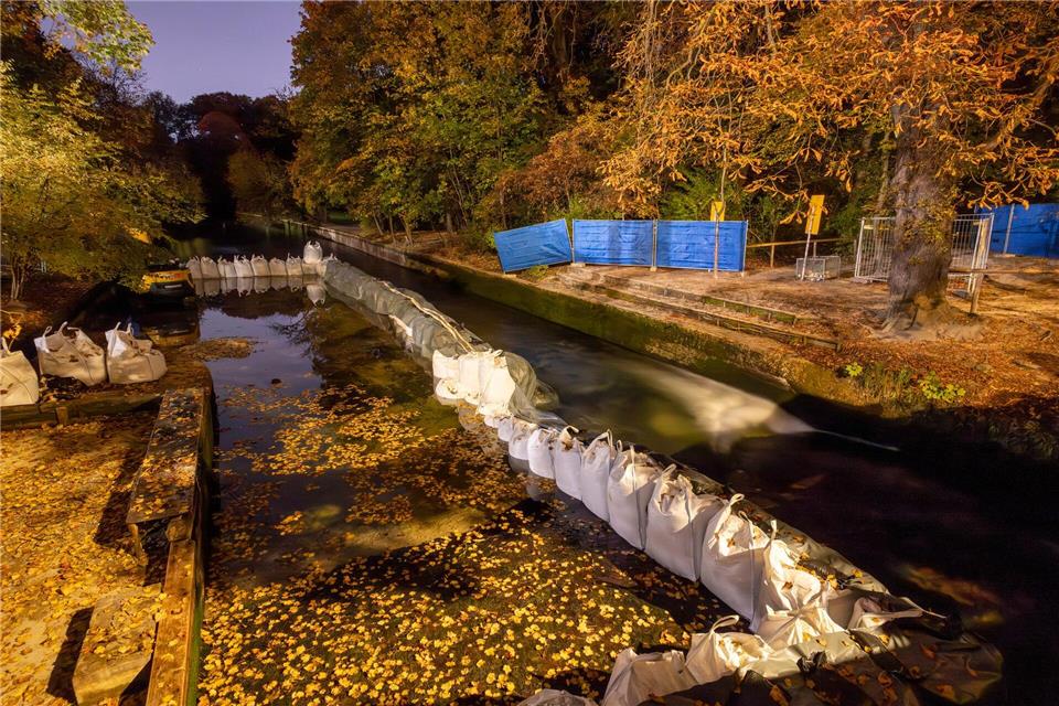 Mehr Sicherheit beim abendlichen Surfen auf der Eisbachwelle  Im Zuge der Bachauskehr sollte auch die Sicherheitsbeleuchtung installiert werden. (Archivbild)Peter Kneffel/dpa