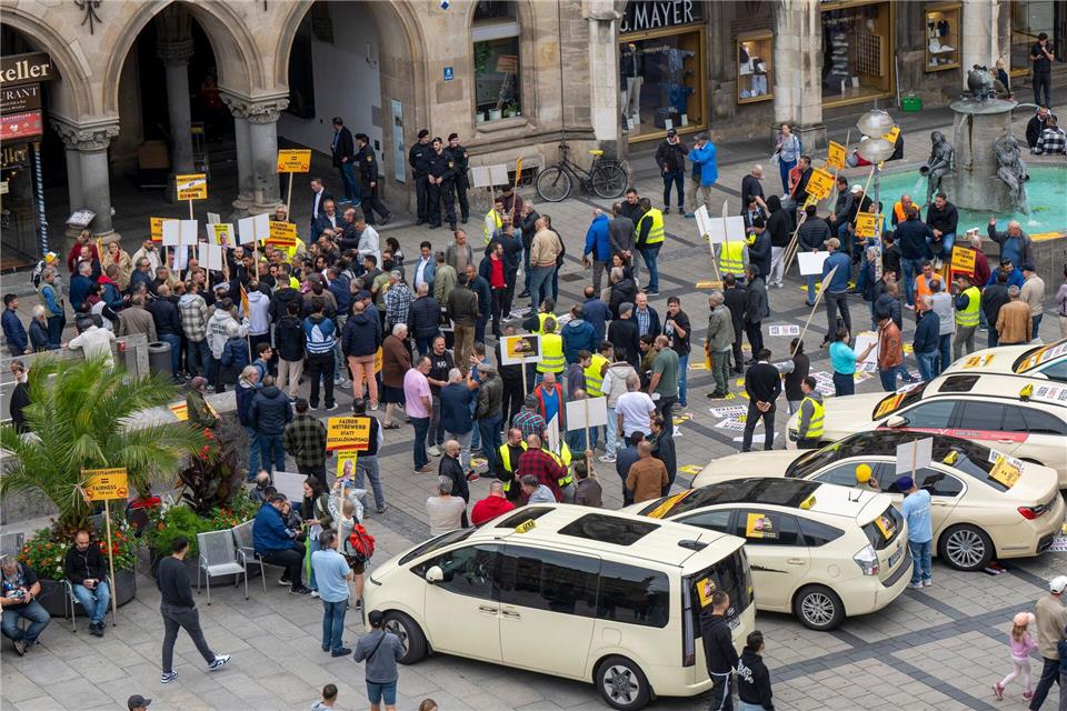 Im Zuge der Debatte um die Mindestentgelte gab es auch Demonstrationen der Taxifahrer. (Archivbild)Peter Kneffel/dpa