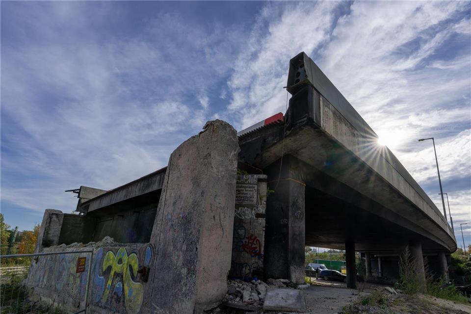 Umleitungen am Dreieck Funkturm wegen Brückenarbeiten Im Zuge des Neubaus der Ringbahnbrücke im Berliner Westen kommt es von Donnerstagabend bis Montagmorgen zu Verkehrseinschränkungen. (Archivbild)Soeren Stache/dpa
