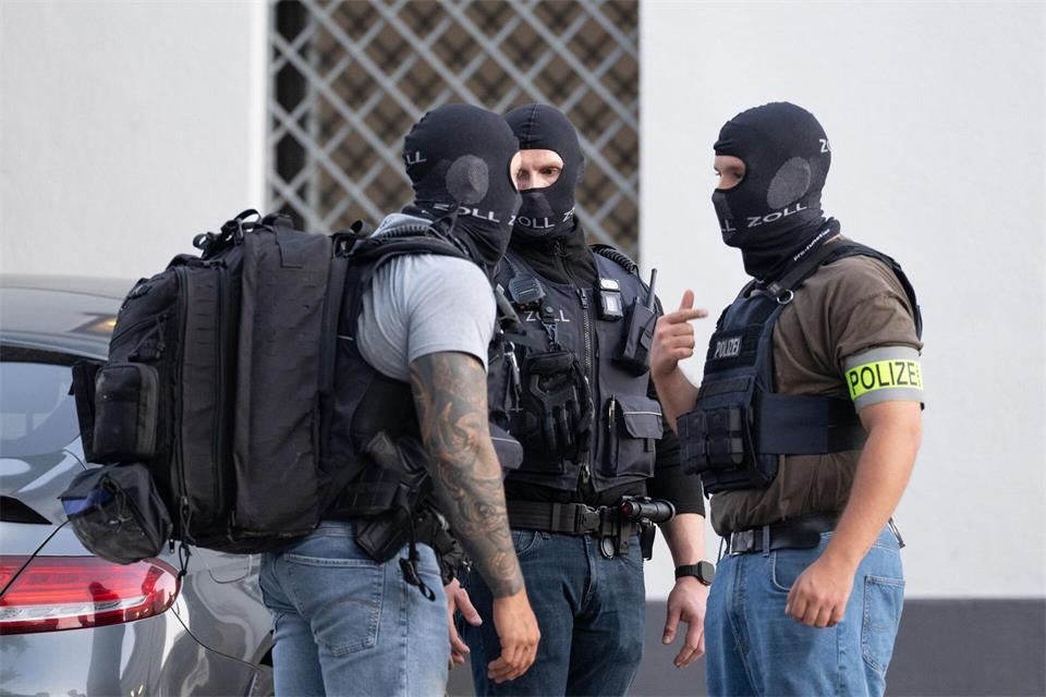 Im Zuge von Durchsuchungen in einem Drogenverfahren im Saarland nahmen Ermittler auch ein Objekt in Frankfurt ins Visier. Boris Roessler/dpa