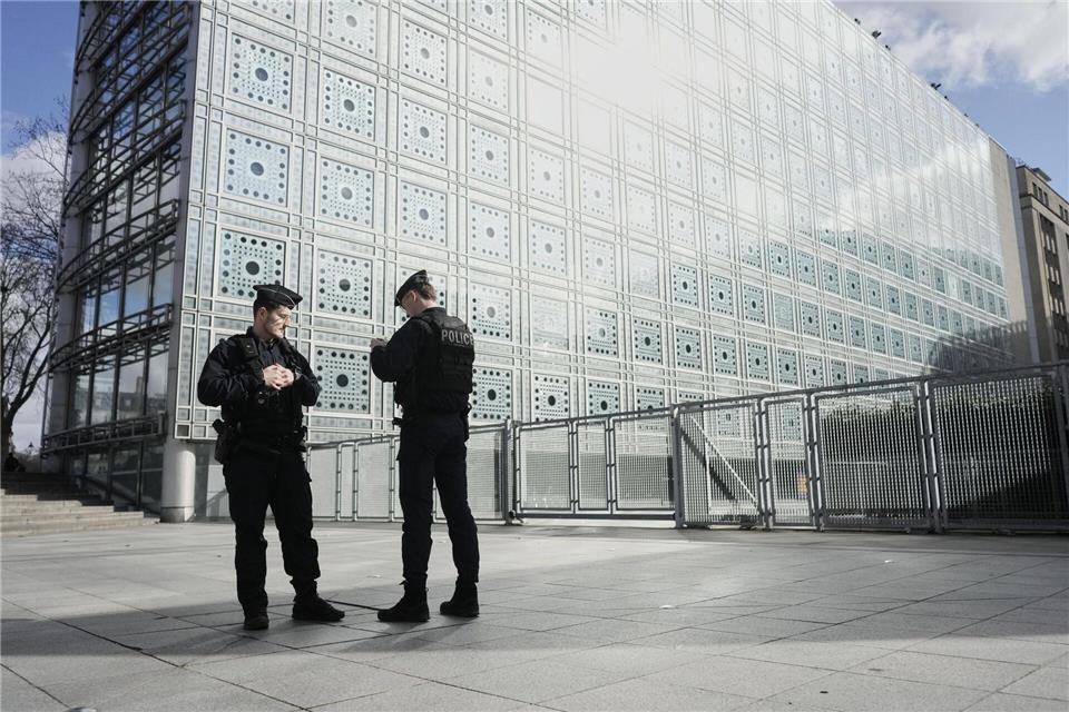 Im Zuge von Ermittlungen gegen Frankreich Ex-Kulturminister Jack Lang wurde das Pariser „Institut du Monde Arabe“ von der Finanzfahndung durchsucht.Thibault Camus/AP/dpa