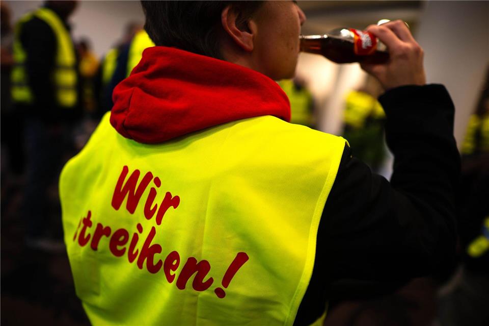 Warnstreik bei Coca-Cola in Halle und Weimar  Im Zuge von Tarifverhandlungen wurde an den Coca-Cola-Standorten Weimar und Halle zeitweise die Arbeit niedergelegt. Sina Schuldt/dpa