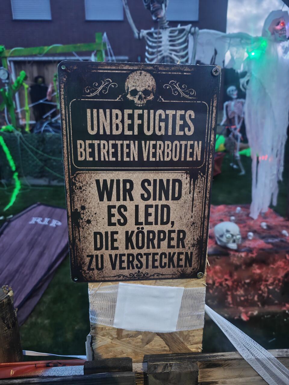 Im Zwei-Linden-Weg in Borken hat Julien Bruchhause seinen Vorgarten schaurig ges...