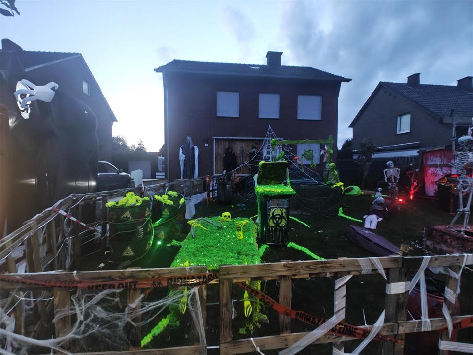 Im Zwei-Linden-Weg in Borken hat Julien Bruchhause seinen Vorgarten schaurig ges...