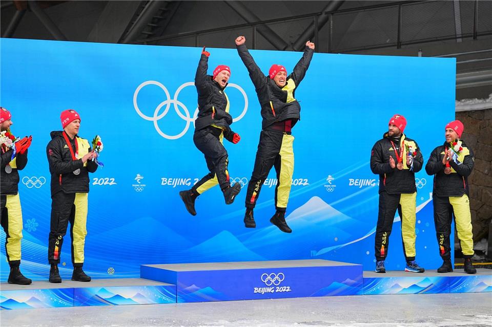 Im Zweierbob gewann Christoph Hafer (2.v.r.) Olympia-Bronze. (Archivbild)Michael Kappeler/dpa