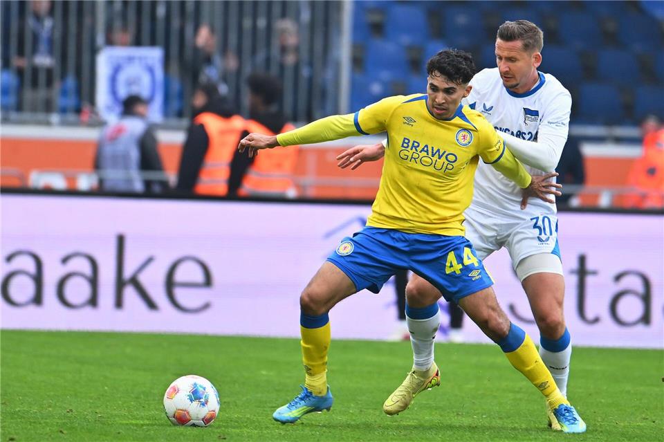 Im Zweikampf: Braunschweigs Johan Gomez (l) wird von dem Berliner Paul Seguin bedrängt.Swen Pförtner/dpa