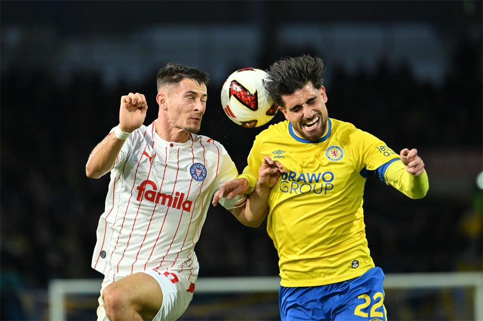 Im Zweikampf: Fabio Di Michele Sanchez von Eintracht Braunschweig (r) und Adrian Kapralik von Holstein Kiel.Swen Pförtner/dpa