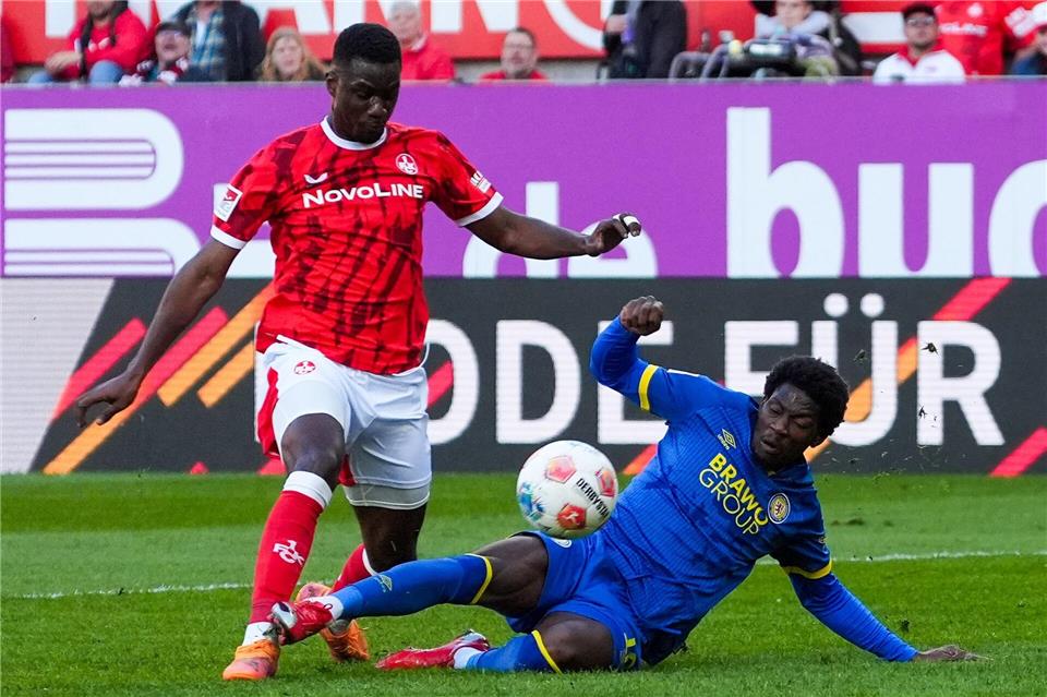 Im Zweikampf: Faride Alidou von Eintracht Braunschweig (r) und Maxwell Gyamfi vom 1. FC Kaiserslautern.Marc Schüler/dpa