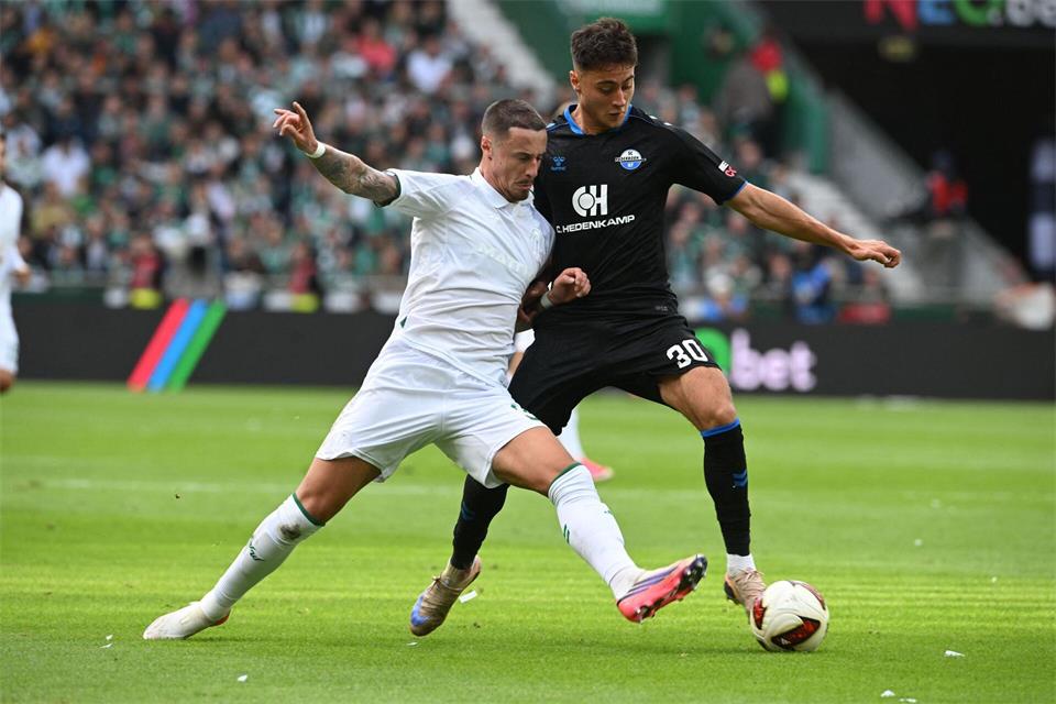 Im Zweikampf: Marco Friedl von Werder Bremen (l) und der Paderborner Stefano Marino.Carmen Jaspersen/dpa