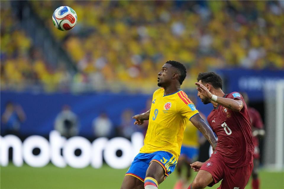 Im Zweikampf: Portugals Bruno Fernandes (r) und der Kolumbianer Jhon Córdoba.Lynne Sladky/AP/dpa