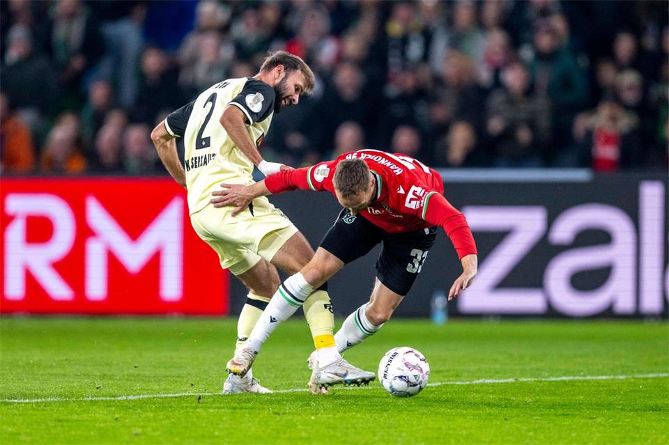 Im Zweikampf: Simon Asta vom 1. FC Kaiserslautern (l) und Maurice Neubauer von Hannover 96. David Inderlied/dpa