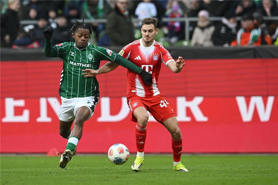 Im Zweikampf: Werders Samuel Mbangula und Josip Stanišić von Bayern München (r). Carmen Jaspersen/dpa
