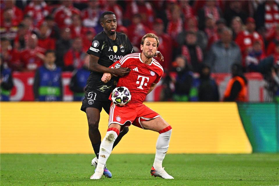Im Zweikampf:  Willian Pacho von Paris Saint-Germain und Bayern-Torjäger Harry Kane (r).Tom Weller/dpa