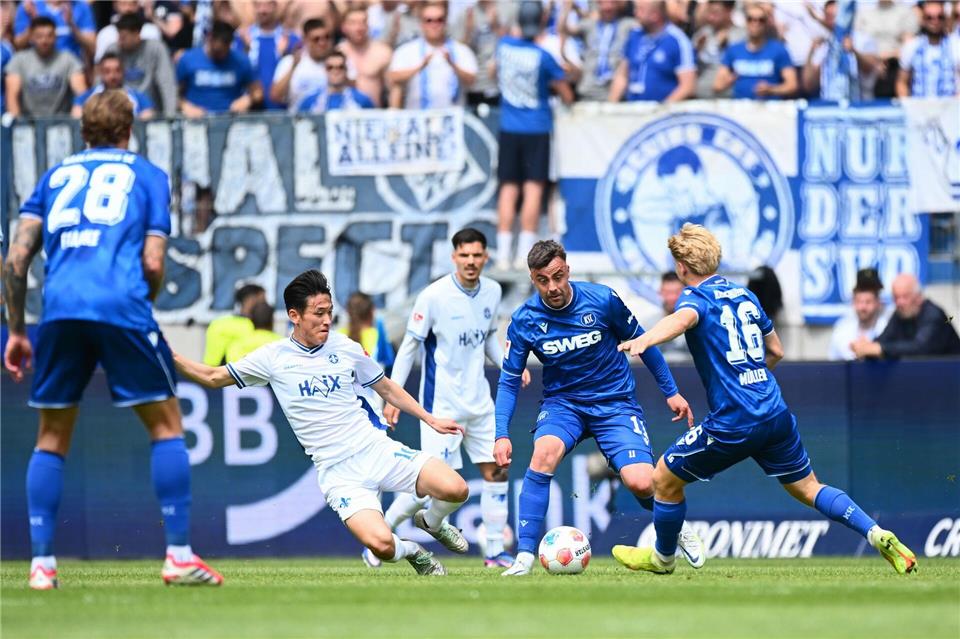 Im Zweikampf um den Ball: Philipp FörsterSilas Stein/dpa