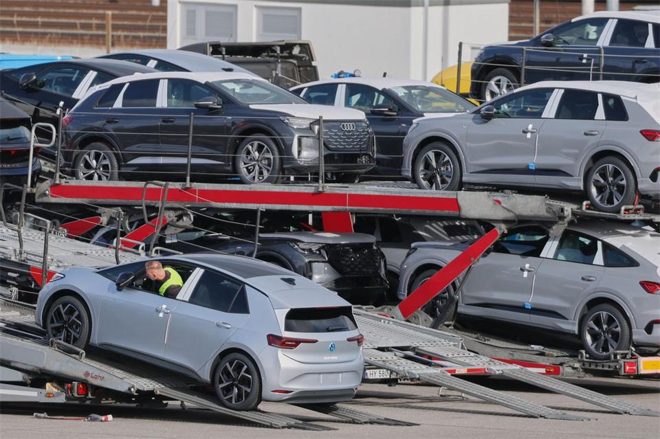 Im Zwickauer VW-Werk werden E-Autos mehrerer Marken produziert. Jan Woitas/dpa