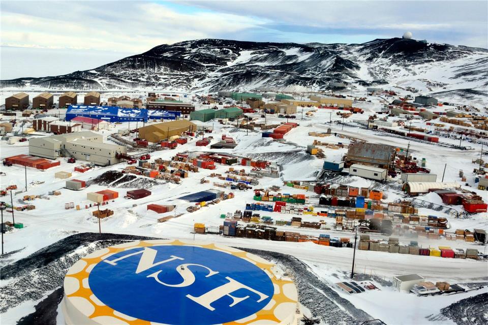 Im antarktischen Winter ist eine Rettung für kranke Forscher extrem schwierig.Uncredited/U.S. National Science Foundation/AP/dpa