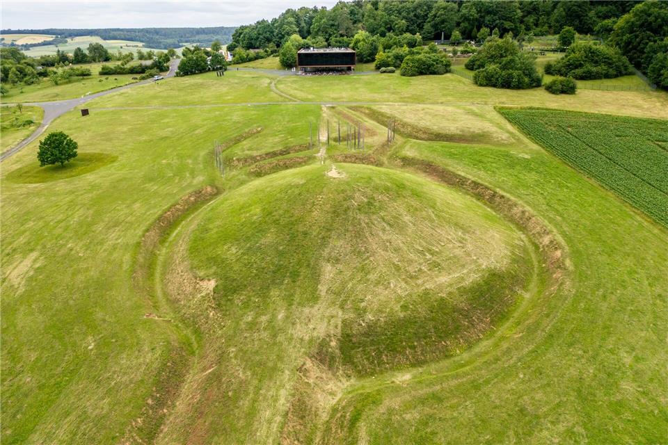 Im archäologischen Park der Keltenwelt ist unter anderem ein Grabhügel rekonstruiert worden. (Archivbild)Christian Lademann/dpa