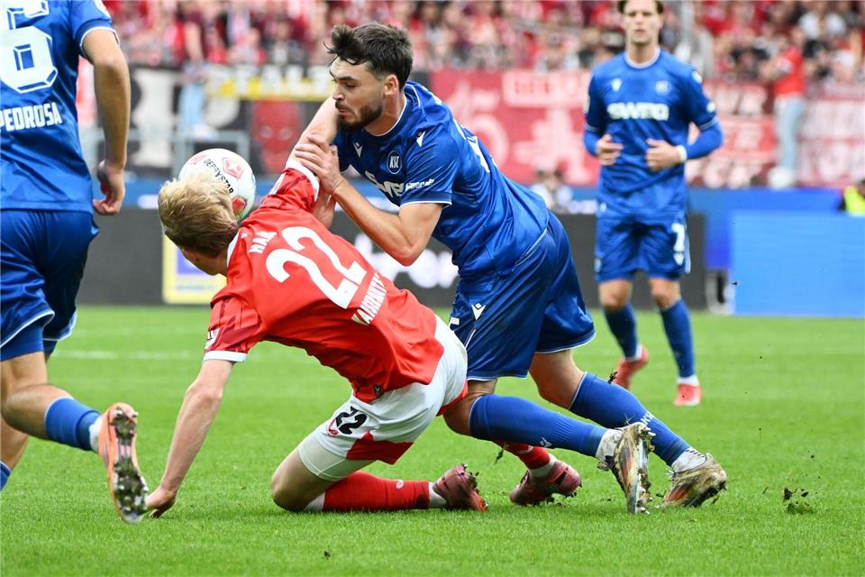 Heimniederlage und Krawalle: KSC-Frust nach Südwest-Duell Im ausverkauften Karlsruher Stadion sahen die Fans ein intensives Südwest-Derby.Uli Deck/dpa
