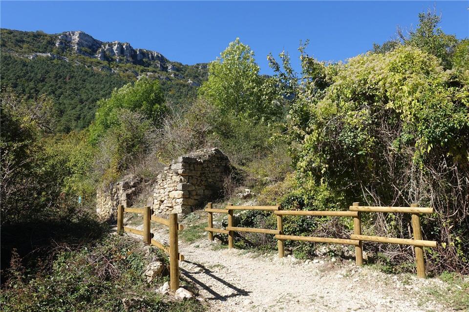 Im baskischen Naturpark Valderejo liegt das Geisterdorf Ribera.Andreas Drouve/dpa-tmn