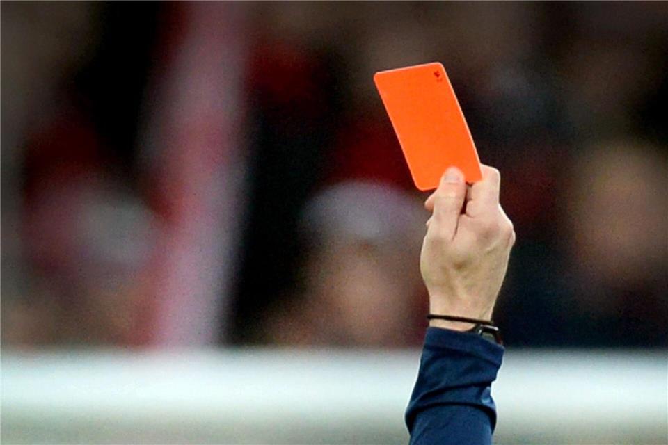 Im bayerischen Amateurfußball liegen die Zahlen zu Gewalt- und Diskriminierungsfällen auf einem konstanten Niveau. (Symbolbild)Patrick Seeger/dpa