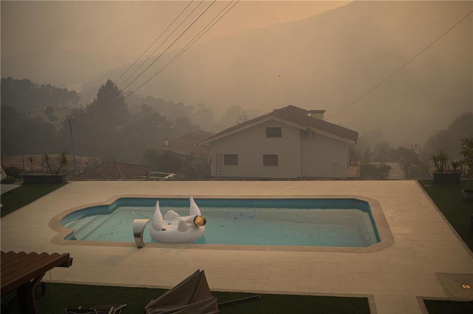 Zwei 81-Jährige in Portugal wegen Brandstiftung festgenommen Im beliebten Urlaubsland brannte es im Sommer lichterloh. (Archivbild)Elena Fernandez/ZUMA Press Wire/dpa