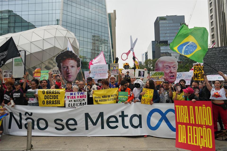 Im brasilianischen Wahlkampf protestierten Menschen gegen Digitalkonzerne, weil es Vorwürfe der Einmischung gab. (Archivbild).  Andre Penner/AP/dpa
