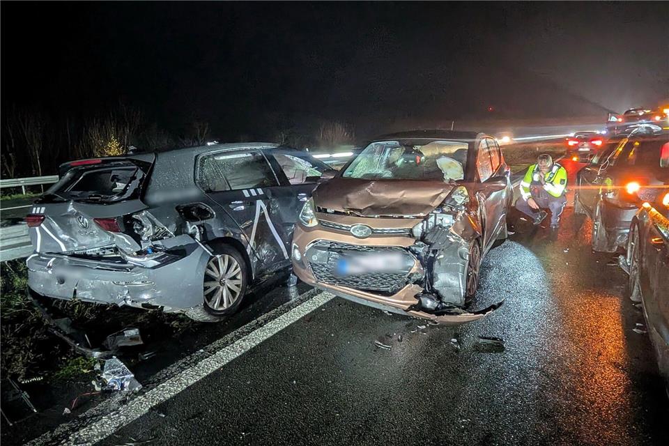 Im dichten Verkehr sind auf der Autobahn 1 bei Münster zahlreiche Fahrzeuge in Auffahrunfälle verwickelt worden.Helmut Etzkorn/dpa