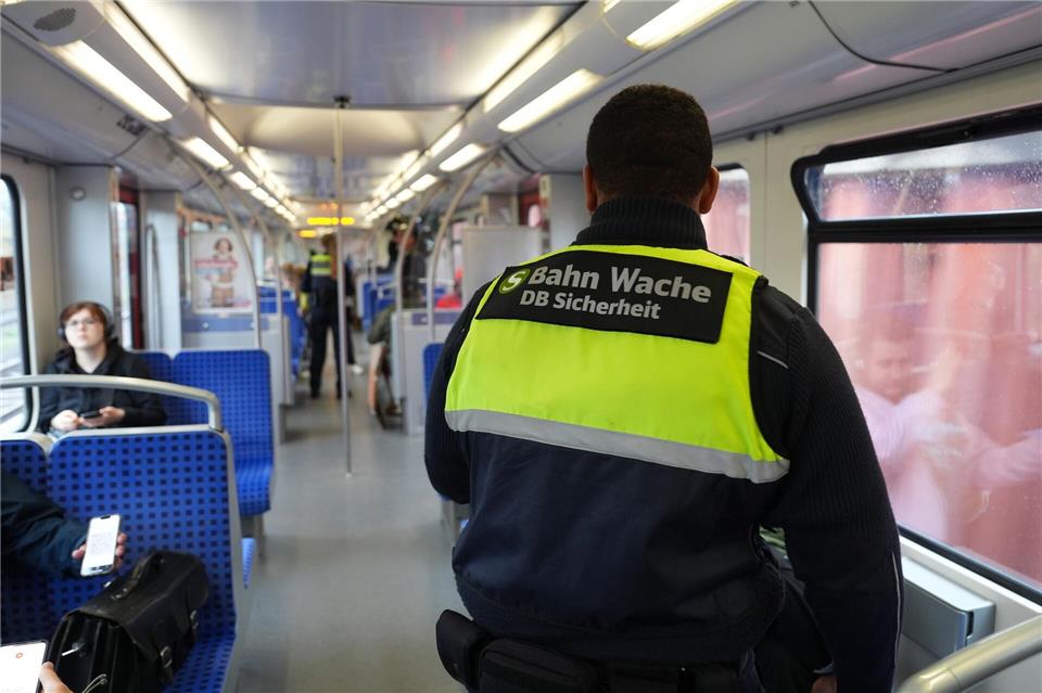 Mehr Schwarzfahrer in Hamburgs Bussen und Bahnen erwischt Im dritten Quartal sind in Hamburg laut einer Senatsantwort auf eine Kleine Anfrage der CDU mehr als 53.000 Menschen beim Schwarzfahren erwischt worden. (Archivbild)Marcus Brandt/dpa