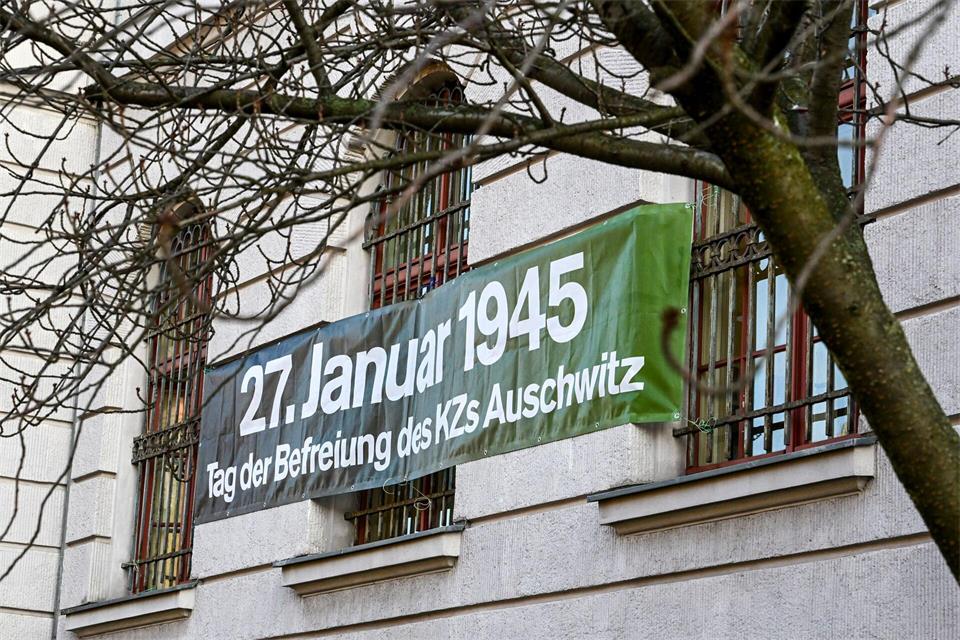 Im ehemaligen Jüdischen Waisenhaus in Pankow befindet sich heute eine Bibliothek. (Archivbild) Jens Kalaene/dpa