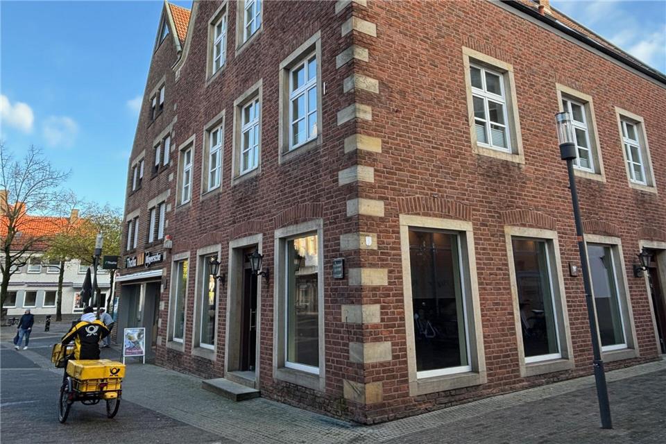 Stadt Borken eröffnet Pop-Up-Store am Kornmarkt  Im ehemaligen Ladenlokal der Thalia-Buchhandlung richtet die Borkener Wirtschaftsförderung einen Pop-Up-Store ein, den Gründer für einen bestimmten Zeitraum von der Stadt mieten können.