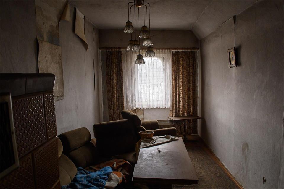 Im ehemaligen Wohnzimmer lösen sich die Tapeten von der Wand. Klaus-Dietmar Gabbert/dpa