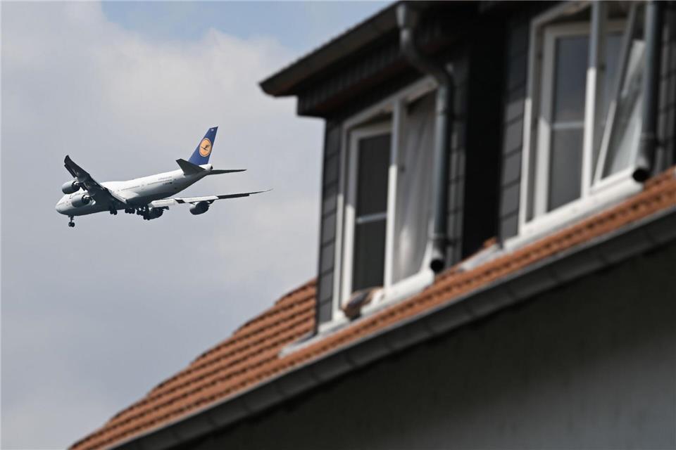 Im eng besiedelten Rhein-Main-Gebiet gibt es Streit um Fluglärm. Arne Dedert/dpa