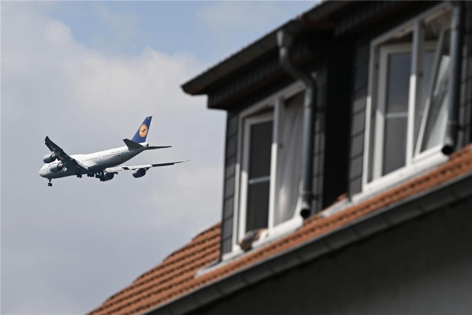 Im eng besiedelten Rhein-Main-Gebiet gibt es Streit um Fluglärm. Arne Dedert/dpa