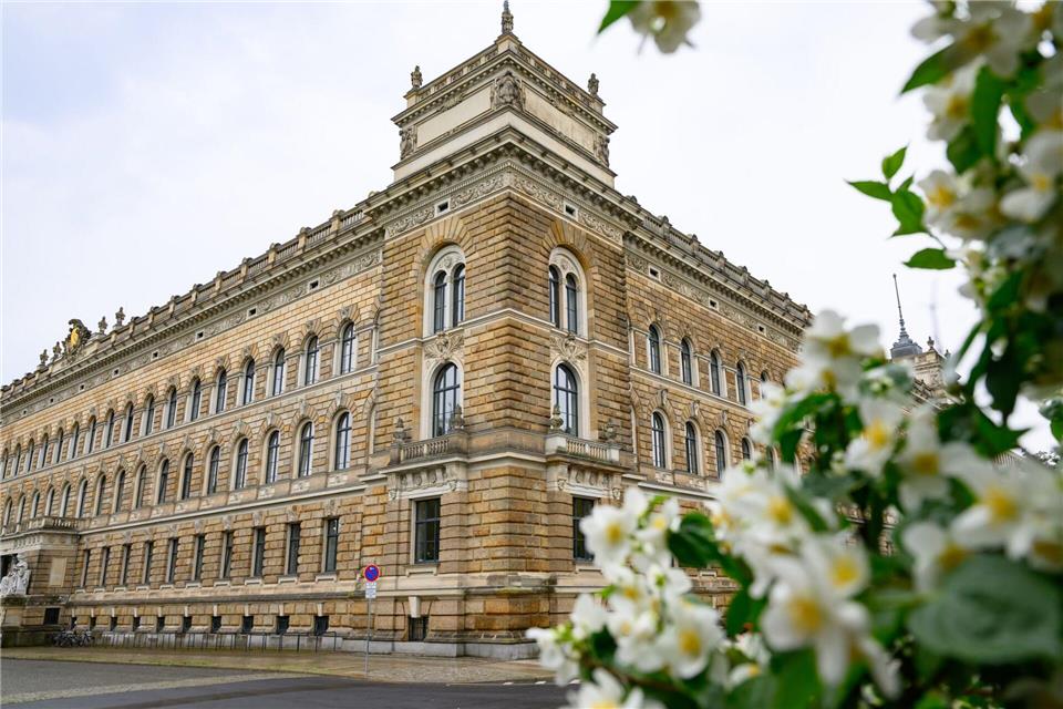 Bugwelle unerledigter Verfahren bei Sachsens Staatsanwälten Im ersten Halbjahr 2025 gingen bei den Staatsanwaltschaften in Sachsen rund 132.000 neue Verfahren ein. (Archivbild)Robert Michael/dpa