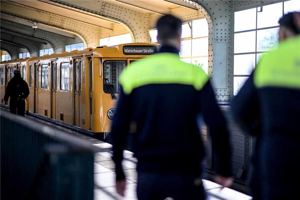 Im ersten Halbjahr gab es in Bahnhöfen und Fahrzeugen der BVG deutlich weniger Straftaten und Übergriffe auf Beschäftigte. Britta Pedersen/dpa