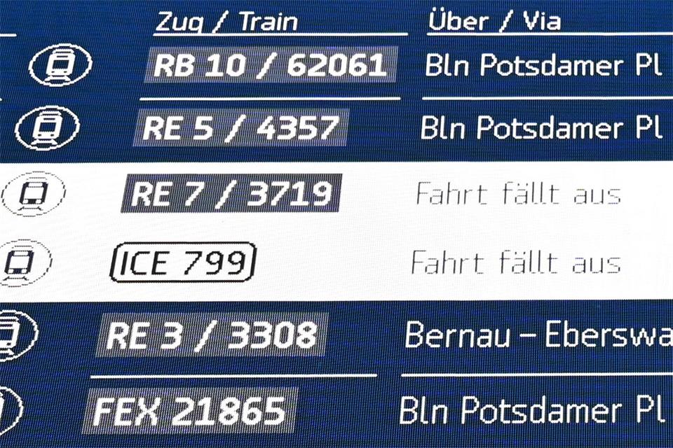 Im ersten Halbjahr sind rund 8 Prozent der Fernzüge der Deutschen Bahn ganz oder teilweise ausgefallen. (Archivbild)Elisa Schu/dpa