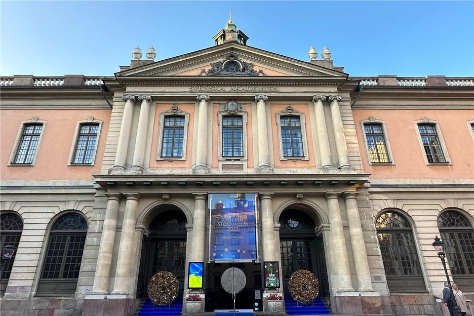 Im ersten Stockwerk dieses Gebäude wird der Literaturnobelpreisträger verkündet. (Archivbild)Steffen Trumpf/dpa