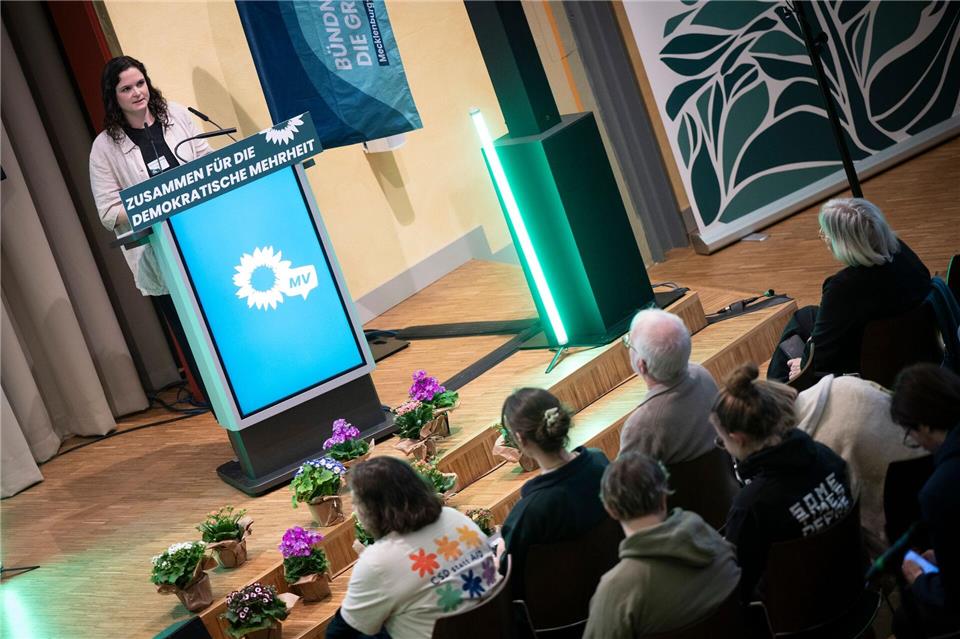 Im ersten Wahlgang für den zweiten Listenplatz erhält Jana Klinkenberg noch mehr Stimmen als ihr Konkurrent Ole Krüger.Philip Dulian/dpa