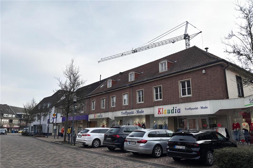 Im ersten und zweiten Obergeschoss über den Geschäften im Ortskern renoviert eine Investorengemeinschaft gerade die Wohnungen.