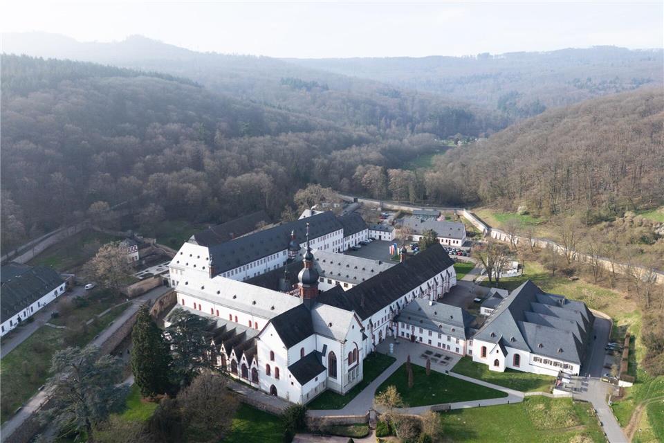 Im fast 900-jährigen Kloster Eberbach im Rheingau sind Vertreter aller Bundesländer mit Weinbau zusammengekommen. (Archivbild) Boris Roessler/dpa