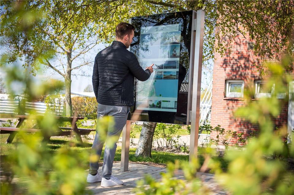 Künstliche Intelligenz im Tourismus – Wo geht die Reise hin?  Im friesischen Wangerland hilft ein digitales Besucherlenkungssystem lange Schlangen an Attraktionen und Stränden zu vermeiden. (Archivbild)Sina Schuldt/dpa